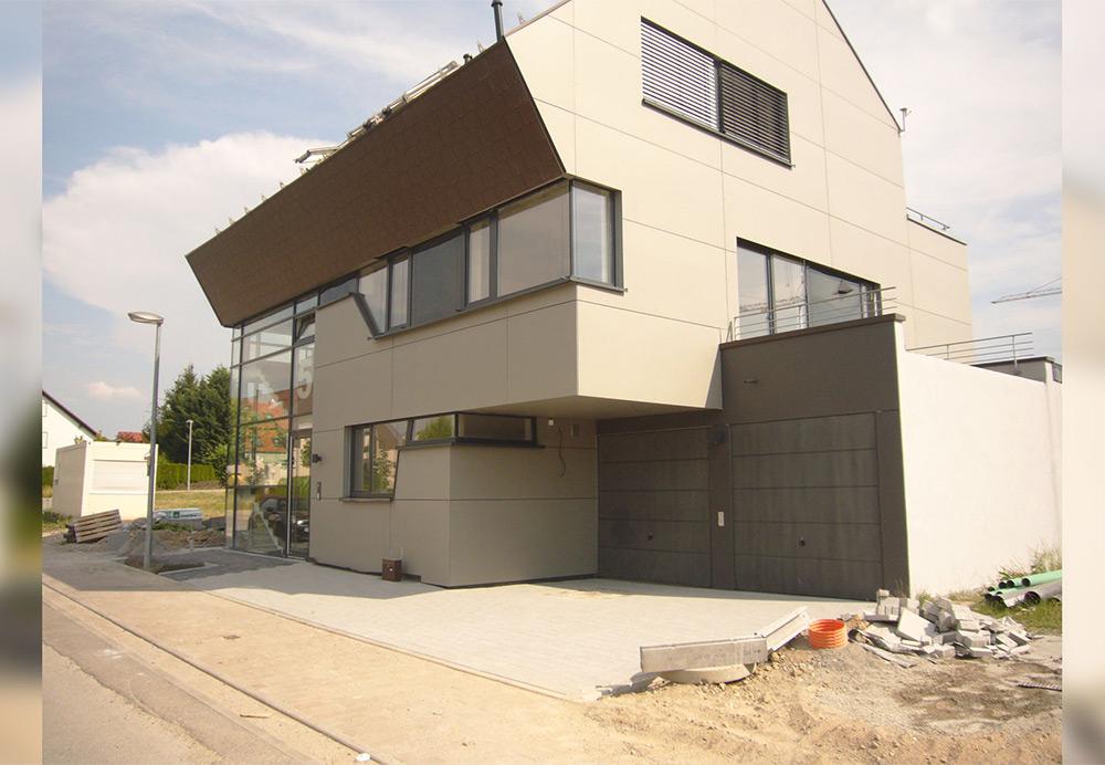 »Individualität par Excellence«<br/>
4-Familenhaus<br/>
in Tamm:<br/>Fertiggestellt